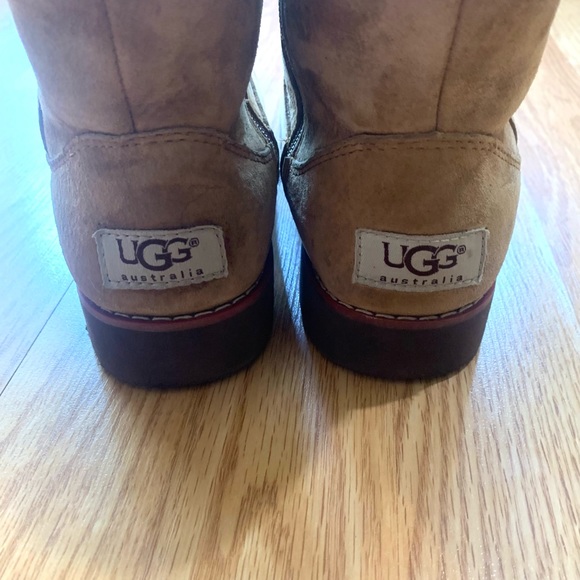Woman’s Ugg Shearling Boots - Picture 10 of 15
